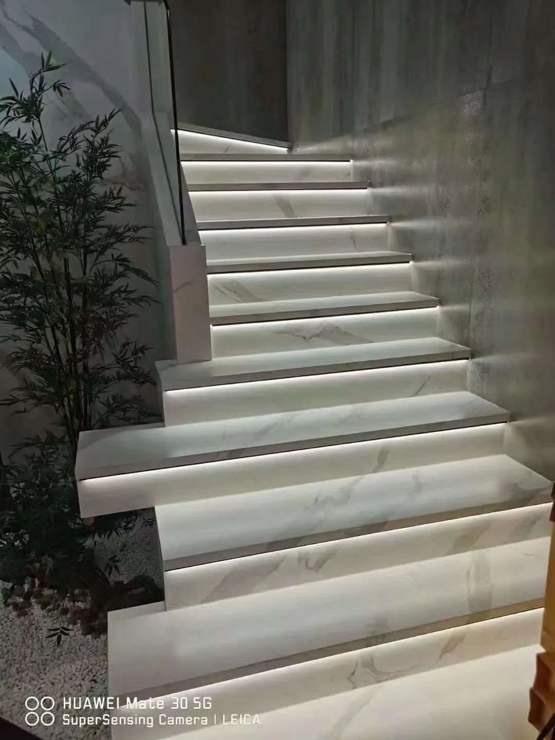 Sintered Stone Stairs Examples (27) Sintered Stone Stairs Examples (27)